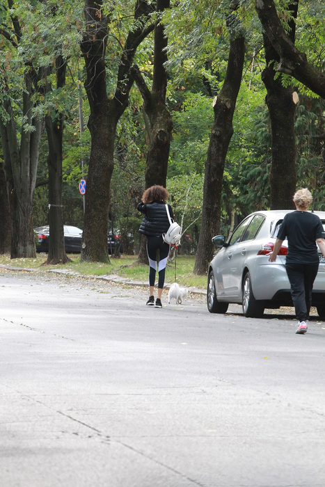 Alice Constantinică, sexy la o plimbare în parc