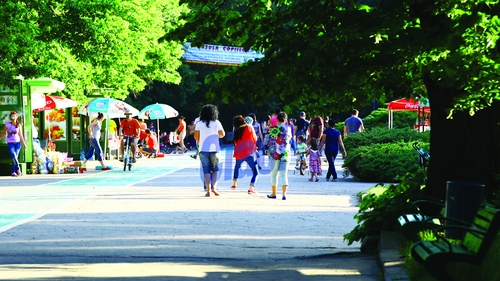 Imagini de colectie! Uite cum se joaca Andra cu copilul ei prin parc!