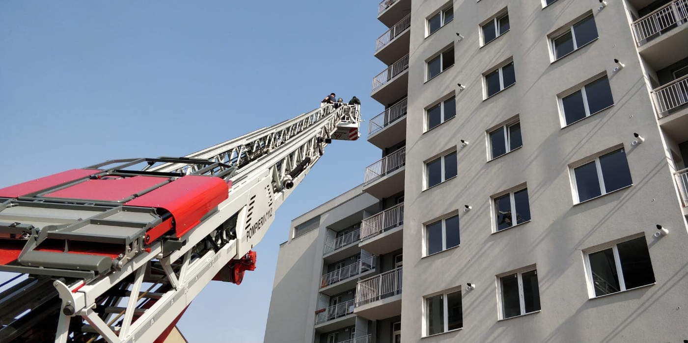 Incendiu într-un bloc din Cluj! 20 de persoane blocate la etajele superioare. A fost activat Planul Roșu de intervenție