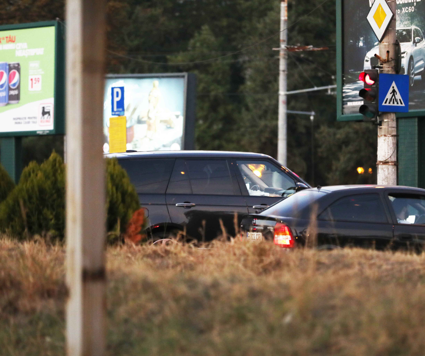 Mugur Isărescu se relazeaxă într-un Range Rover