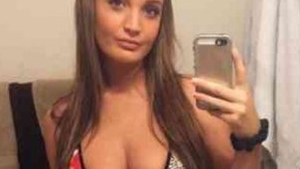 Bomba asta sexy nu va mai ieși niciodată din casă! Ce a putut să-i tatueze un amic