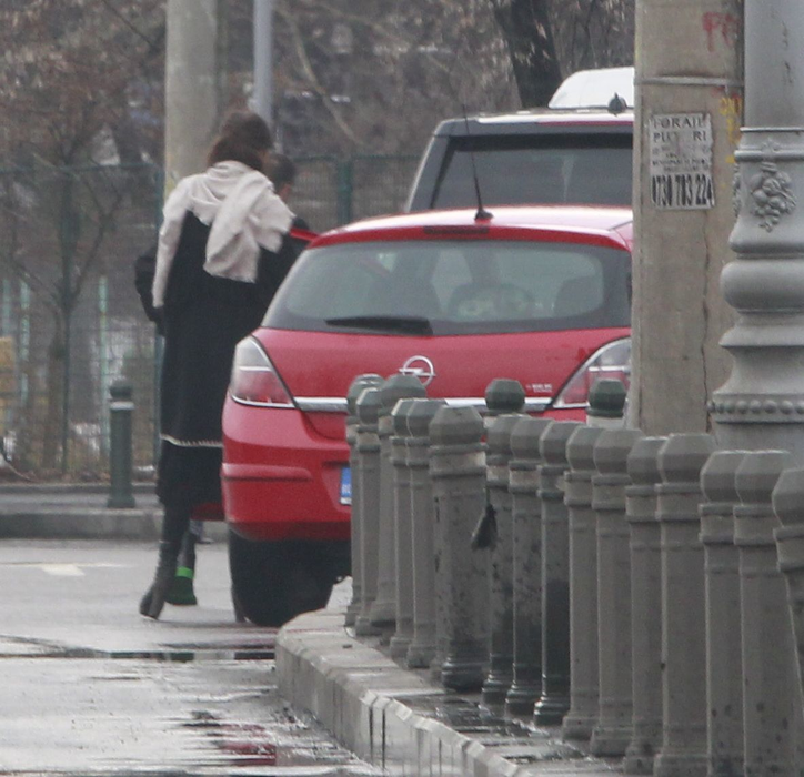 Laura Teodoru se împarte cu brio între cei doi milionari din viaţa ei: actualul iubit - celebrul Stelu ANRP şi fostul partener şi tată al fiicei ei - Adrian Ispravnic.