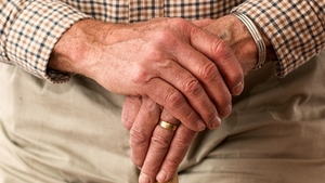 Un pensionar de 86 de ani a fost escrocat de o femeie, dar acum o vizitează la pușcărie. S-a îndrăgostit și a uitat că l-a lăsat fără 35.000 de euro