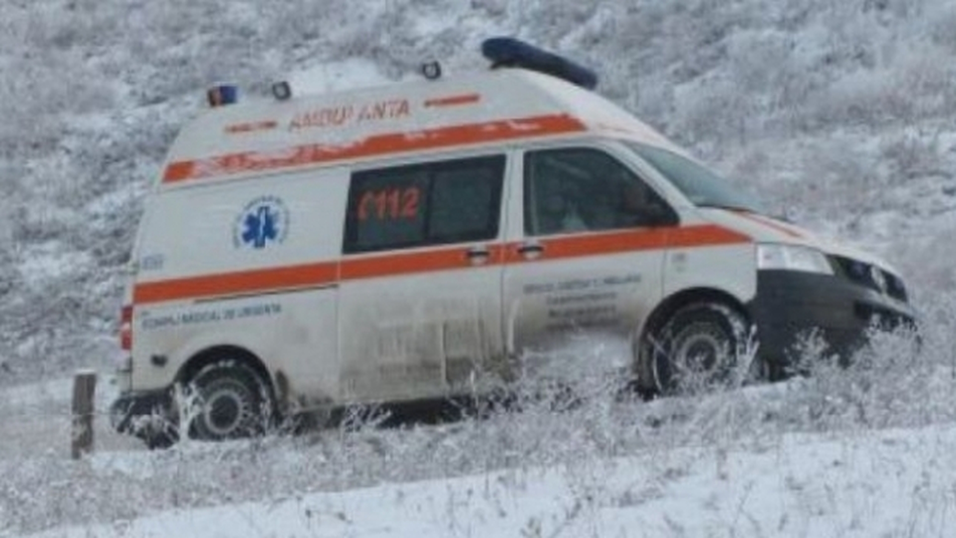 O femeie din Vaslui a născut în zăpadă, în faţa porţii: "Mămica s-a dezbrăcat de haină şi..."