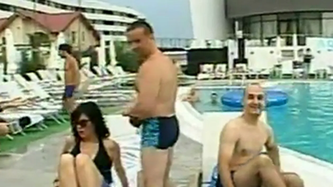 VIDEO Intalnire de gradul III! Mariana Moculescu a dat nas in nas cu Cristi Marin la o piscina din Capitala! Uite-l pe fostul iubit cum o alearga in labe de scafandru!