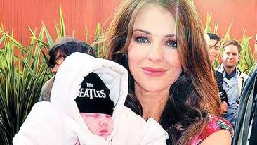 O fetita de un an a cunoscut 130 de staruri internationale. Manca-o-ar mama de vedeta!