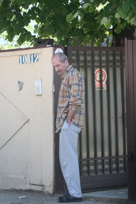 Toni Antohi, îngândurat, în fața casei