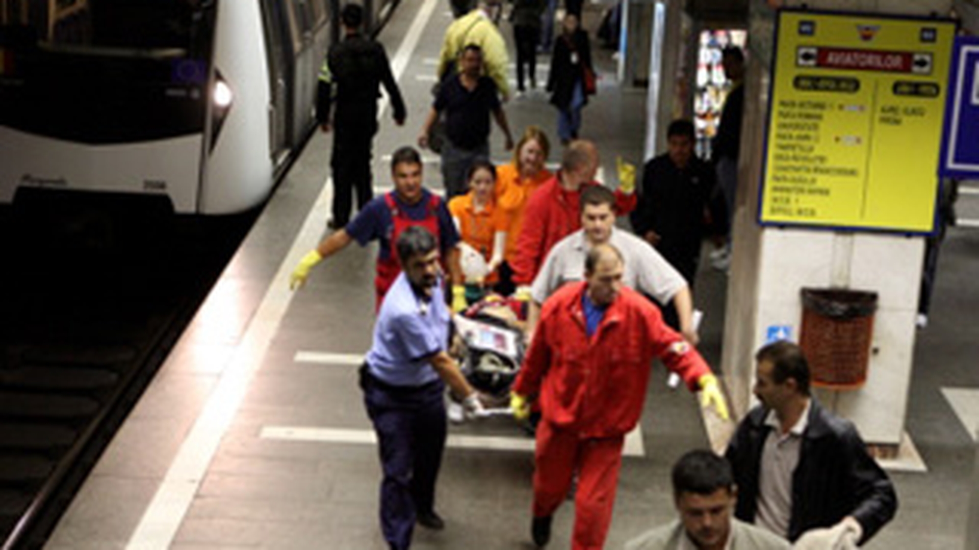 O femeie s-a aruncat in fata metroului in statia Unirii din Bucuresti
