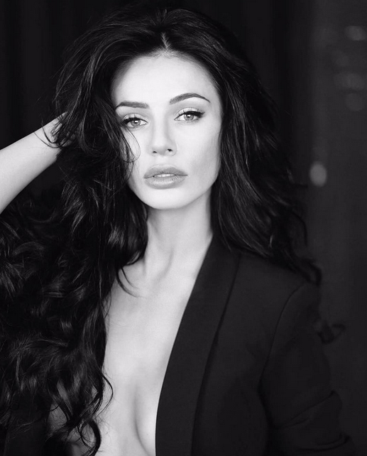 Andreea Sasu îşi scoate tatuajele cu Philipp Plein
