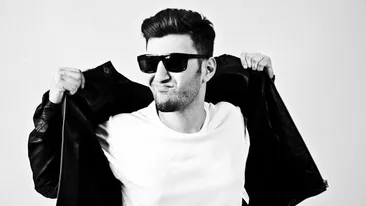 Sexy in miez de iarna! Smiley i-a copiat look-ul lui Johnny Depp din Cry Baby! Cui crezi ca ii sta mai bine?