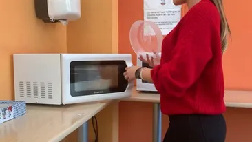 Cât curent electric consumă un cuptor cu microunde, închis dar lăsat în priză. Câți lei plătești, în plus, în fiecare lună