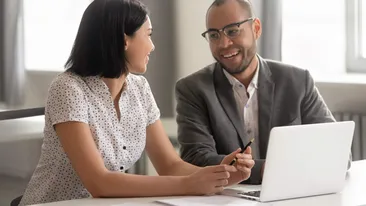 Povestea unei femei care s-a culcat cu șeful ei: „Era cu 10 ani mai mare ca mine, era mentorul meu la muncă.”