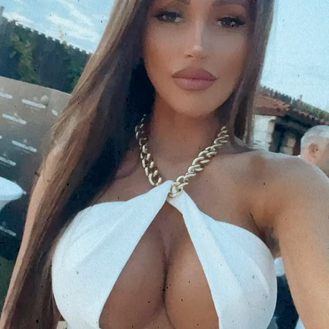 Iulia este înaltă, siliconată, bronzată și mereu la modă