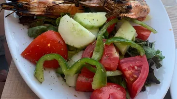M-a costat 49 de euro! Ce a primit o româncă după ce a comandat o porție de creveți la grătar, într-un restaurant din Grecia