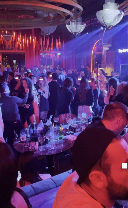 Miliardarul Hector Bitar i-a băgat degetul în gură lui Alice Constantinică, în văzul tuturor (Foto: CANCAN.RO)