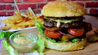 A crezut că e o glumă! Câți lei a plătit un clujean pentru un burger, la un restaurant din Suceava