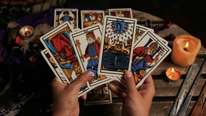 Cartea de Tarot de azi, 16 martie. Șase de Cupe îți răscolește trecutul pentru a aduce echilibrul