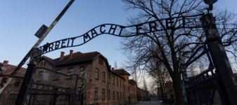 Reacția virală pe net a unor turiste britanice la Auschwitz. De ce au putut să se plângă online