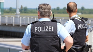 Poliția din Germania a oprit un român pe autostradă pentru un control de rutină. Când l-au verificat, nu le-a venit să creadă ce noroc au avut. Ce făcuse bărbatul