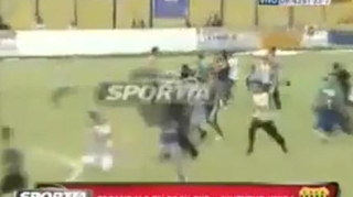 VIDEO In Argentina, fotbalistii au fost fugariti si dezbracati!