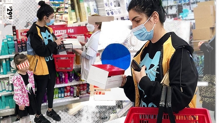 Ce lecție i-a „predat” Andreea Tonciu fetiței sale la farmacie