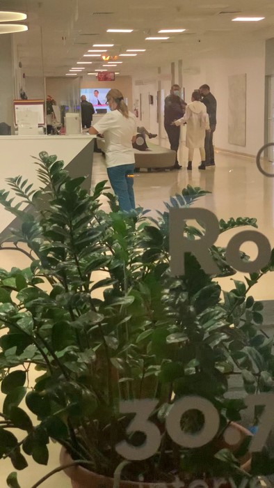 Soțul Simonei Halep s-a plimbat agitat pe holuri și a vorbit cu medicii (Foto: CANCAN.RO)