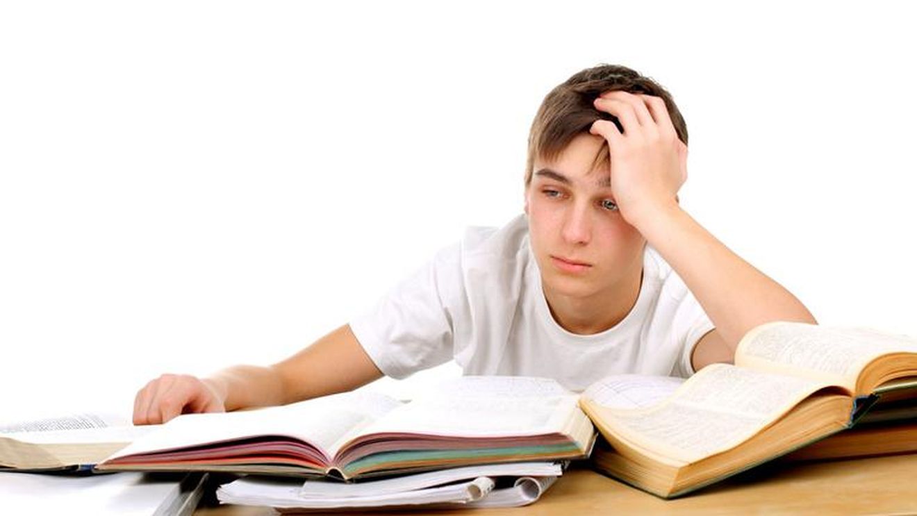 În timp ce Monica Anisie anunță examenul de bac în luna iulie, elevii se plâng că primesc prea multe teme la școala online!