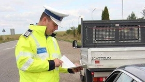 "Am fost la bar și am tras câteva beri". Dialog epic între un polițist de la Rutieră din Iași și un "șofer" tras pe dreapta