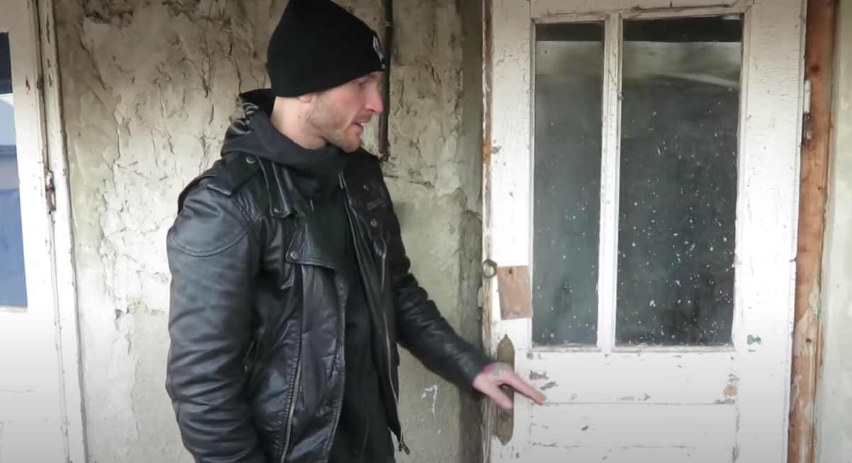 Cătălin Bordea a arătat casa în care a copilărit/ Sursa foto: Captură video