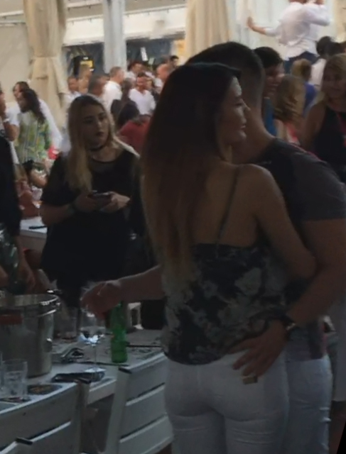 Mihnea îi pipăie posteriorul iubitei sale