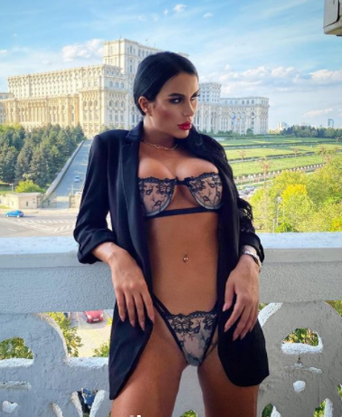 Daniela Crudu, declarații despre noile implanturi mamare de 1 litru: "Nu sunt pentru orice tip de fată. Mă plictisisem de forma aia rotundă” + "Nu mă face să râd că-mi sare siliconul" 