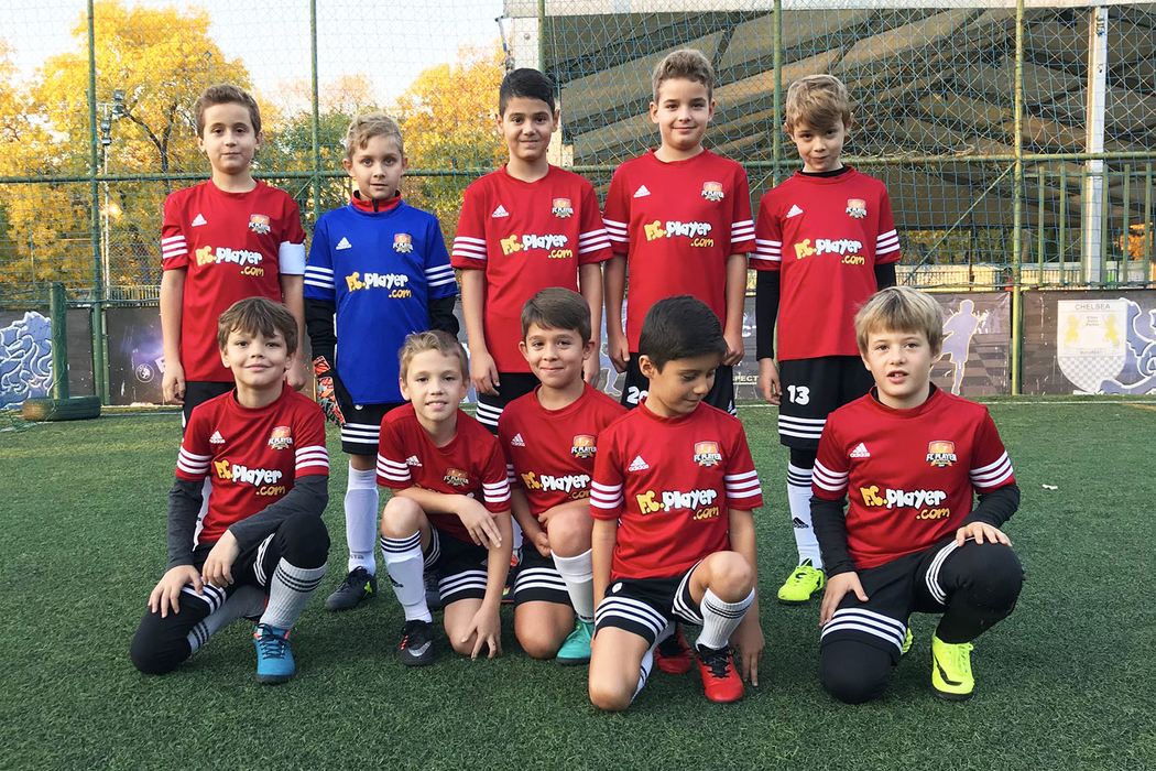 Juniorii unei academii de fotbal din București concurează cu Messi & Ronaldo!