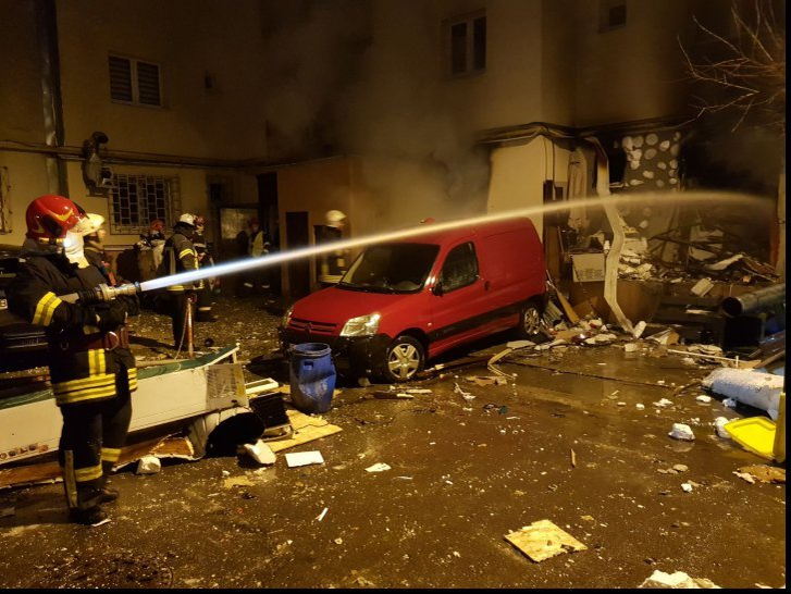 Panică în Capitală! Explozie puternică într-un restaurant! Pompierii s-au luptat ore în şir cu flăcările