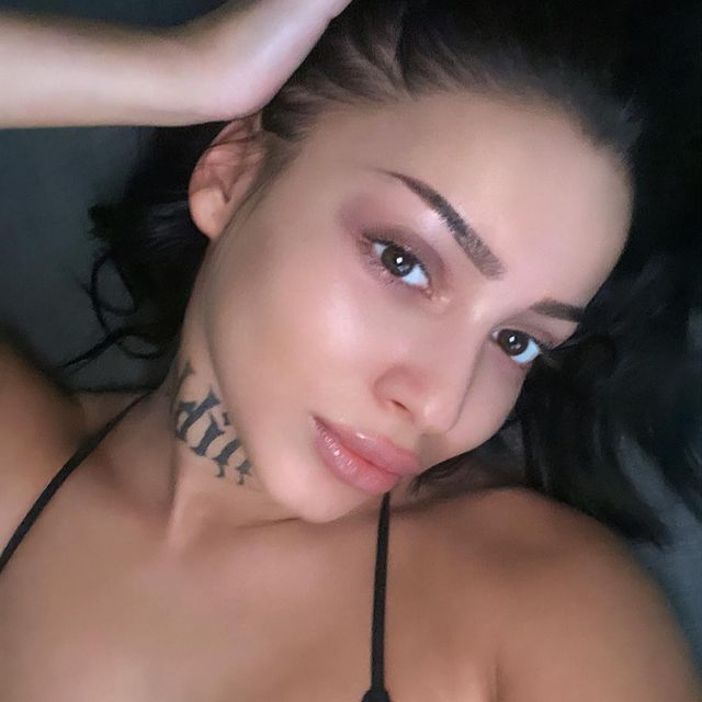Admiratorii Elenei sunt în extaz ori de câte ori focoasa brunetă postează câte o fotografie