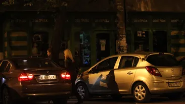 Randi a refuzat sa le cumpere flori, sa le prezinte lui Cabron si... A combinat o blonda si o roscata, dar a plecat singur casa!