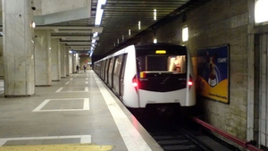 Un bărbat a vrut să sinucidă! S-a aruncat în faţa metrolului de la Ştefan cel Mare, dar n-a murit! A încasat şi o bătaie după asta