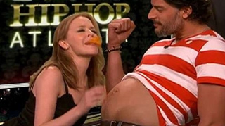 Kylie Minogue a luat-o razna! Uite cum mananca chipsuri direct de pe burta unui barbat!