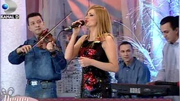 VIDEO Tinuta de seara, la colindat! Vezi ce rochie a purtat Julia Jianu in aceasta dimineata!