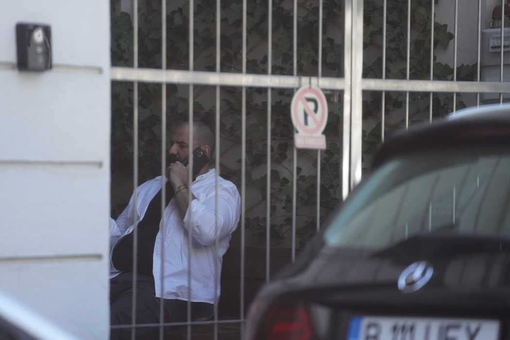 Adrian Hădean așteaptă să ia loc pe scaunul medicului stomatolog, dar are emoții și vorbește la telefon (Foto: CANCAN.RO)
