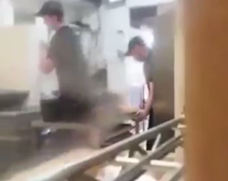 A luat pâine din gunoi şi le-o servea clienţilor! Imaginile sunt scandaloase şi au ajuns virale. Totul s-a întâmplat într-un cunoscut restaurant