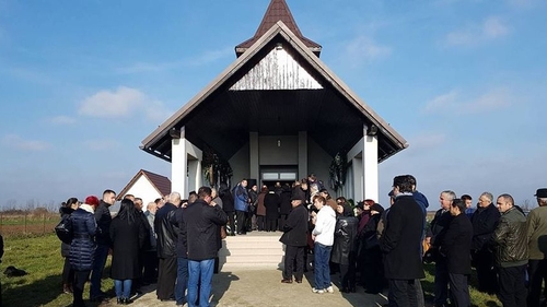 Cei trei oameni ucişi cu sânge rece în localitatea Apa au fost înmormântaţi! Criminalul este încă în libertate