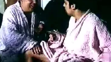 Un barbat in halat de baie l-a mangaiat pe piciorul gol! Faza care l-a facut pe Stefan Banica Jr. sa exclame speriat Nu cumva esti bulangiu? si sa o rupa la fuga in chiloti!