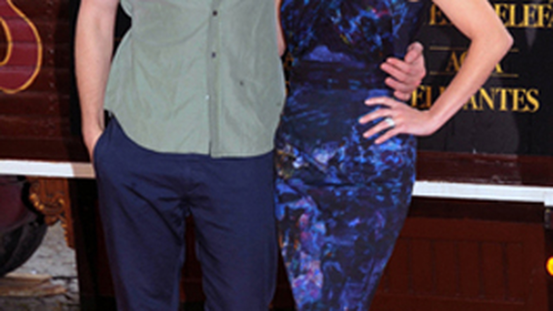 Robert Pattinson nu-si poate lua ochii de la sanii lui Reese Witherspoon