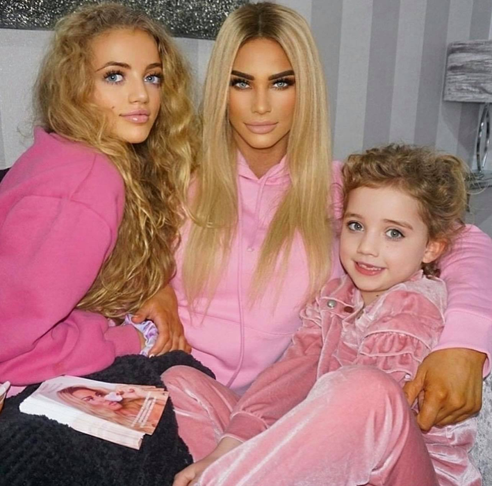 Katie Price a evitat să vorbească despre cea de-a șasea sarcină: “M-am îngrășat. Oricine poate specula ce îi place”