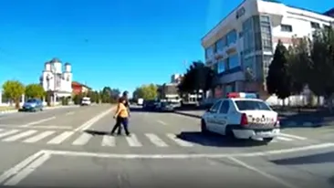Imagini şocante din Gorj: Doi oameni, la un pas să fie călcaţi pe trecere, de maşina de poliţie. Ce a păţit şoferul