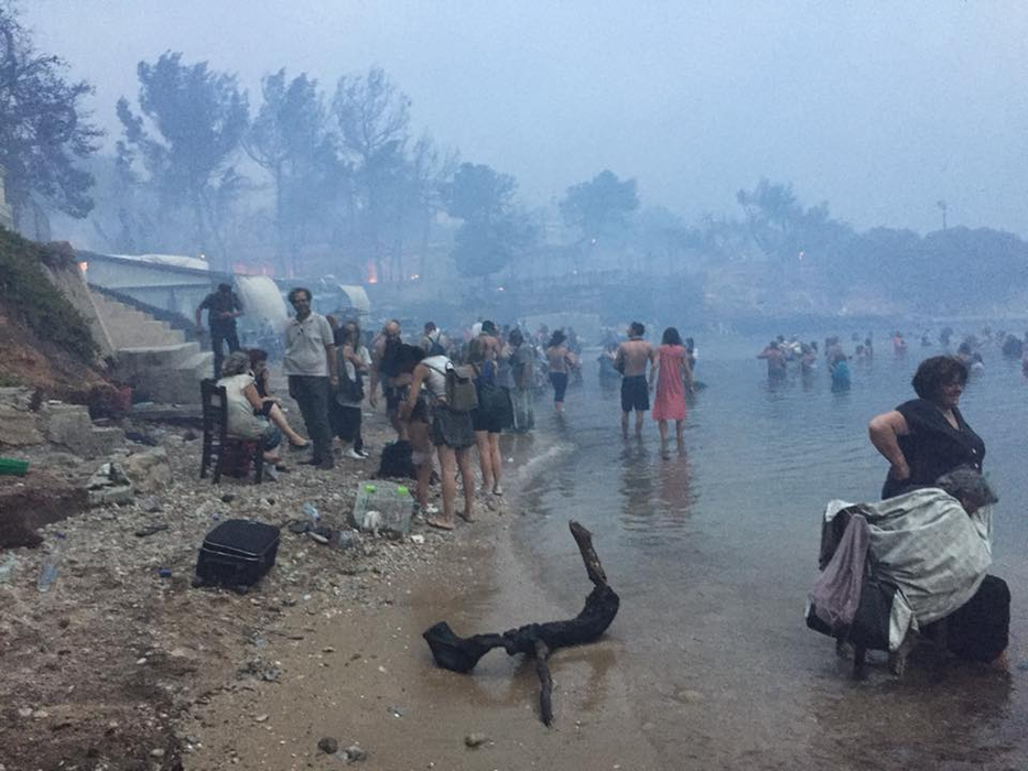 Imagini apocaliptice de la dezastrul din Grecia! Oamenii s-au refugiat în mare