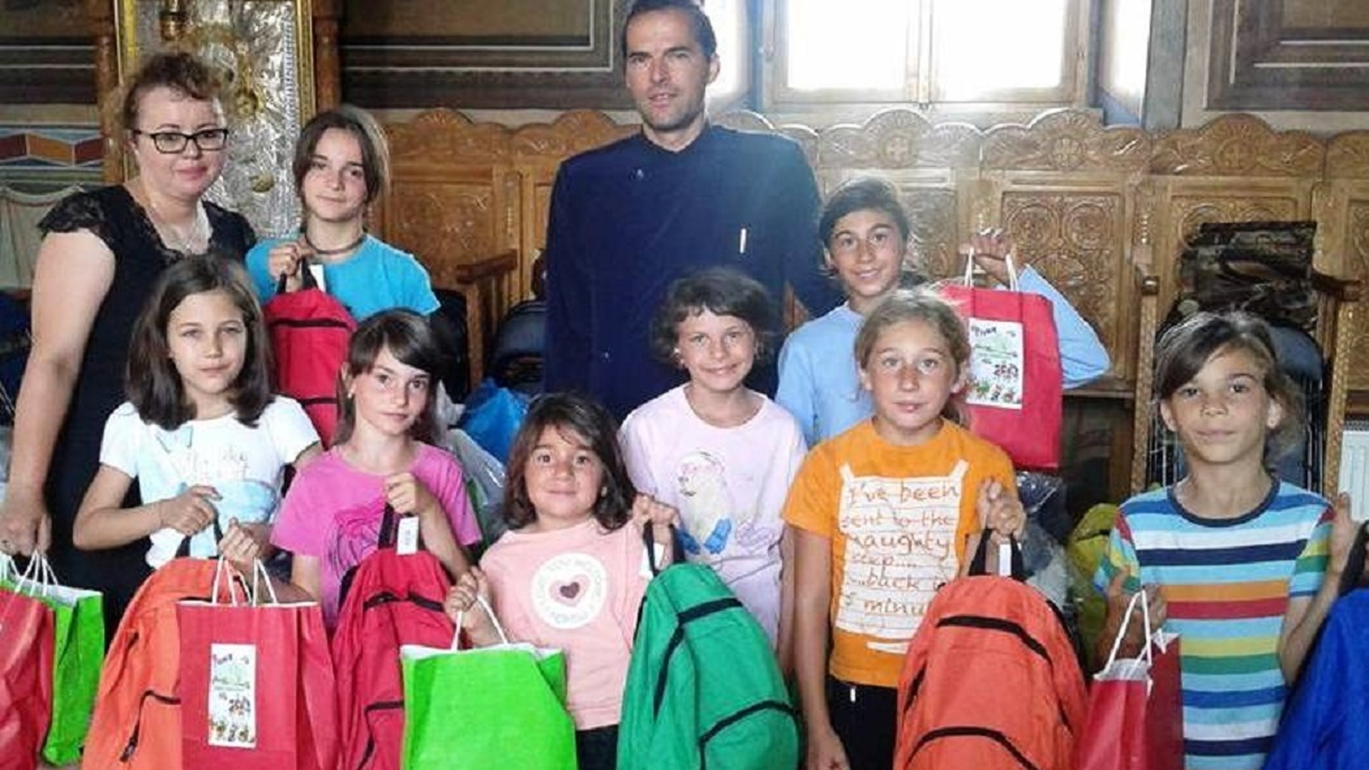 Povestea uimitoare a unui preot din Vrancea. A "înfiat" 20 de copii