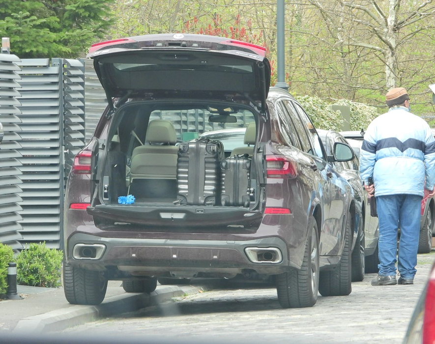 Hainele și acareturile Simonei Halep au fost transportate la Rahmaninov Residence cu un BMW X5 (SURSA FOTO: CANCAN.RO)