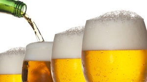 Stii ce contine in realitate berea cu arome de fructe? Este un cocteil de calorii si E-uri! Ce efecte poate avea asupra sanatatii