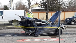 Accident teribil pe DN1! Un bolid a fost rupt în două, jumătate din maşină a zburat de pe şosea într-o curte